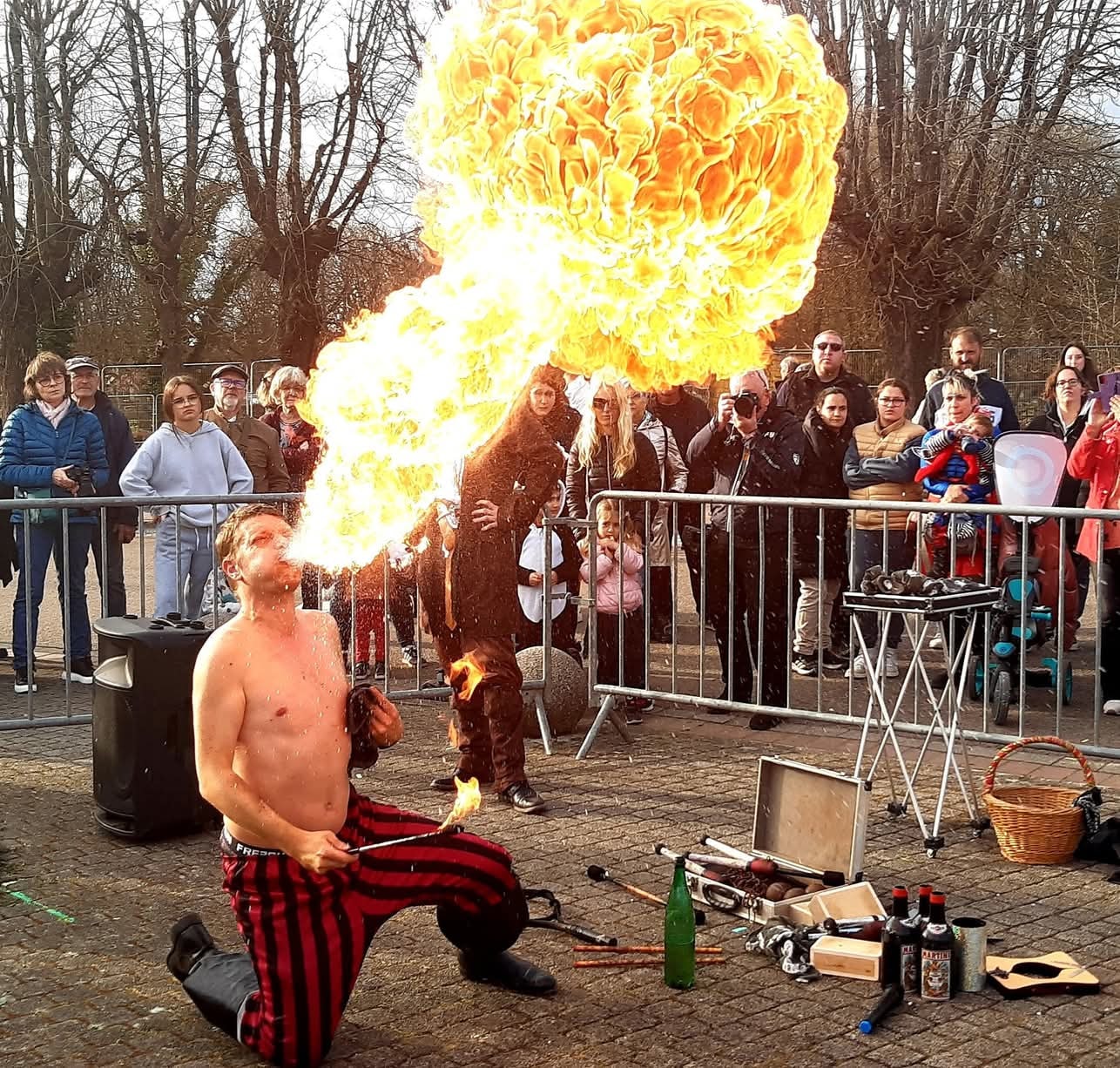 Spectacle de fakir,jongleur de feux cracheur de feux